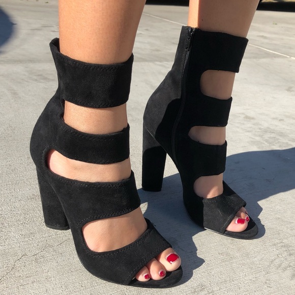 Steve Madden Shoes - Steve Madden SZ 7.5 Caged Heels Black 🖤
